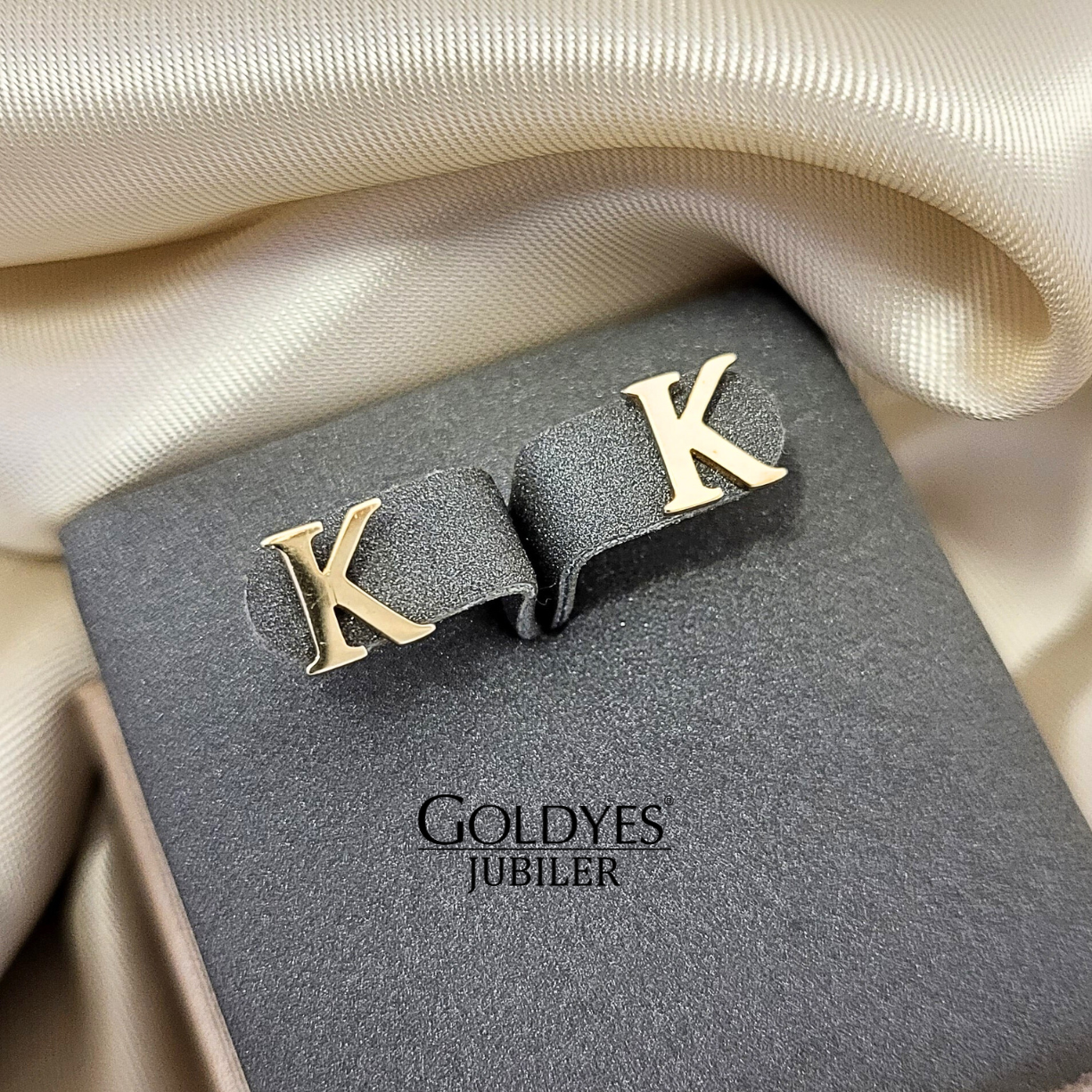 Złote kolczyki lietrka K