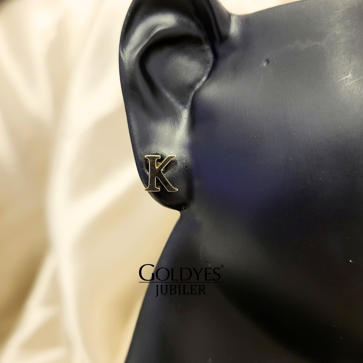 Złote kolczyki lietrka K - obrazek 3