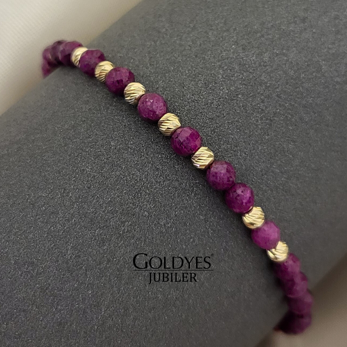 złota bransoletka na sznureczku z naturalnymi rubinami próba złota 585