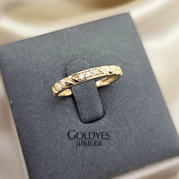 Złoty pierścionek delikatny z cyrkoniami próba złota 585