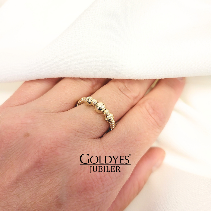 Delikatny pierścionek z fakturowanymi kuleczkami Złoto 585 - obrazek 2
